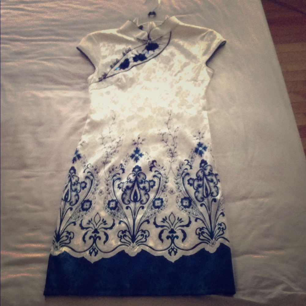 Authentic cheongsam, blue and white porcelains